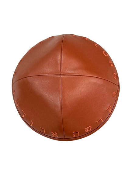 תמונה של כיפת יודאיקה דמוי עור רקמת אותיות א-ב חום